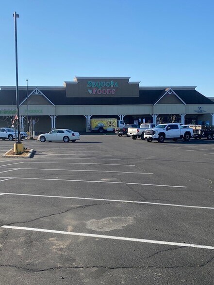 More Photos Of 2270 E El Monte Way, Dinuba Storefront For Lease