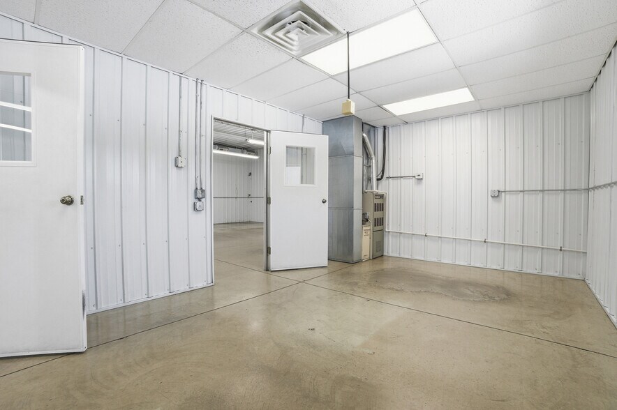 More Photos Of 15652 200th St, Hutchinson Flex For Lease