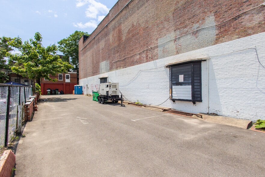 More Photos Of 2033 W Broad St, Richmond Storefront Retail Office For Sale