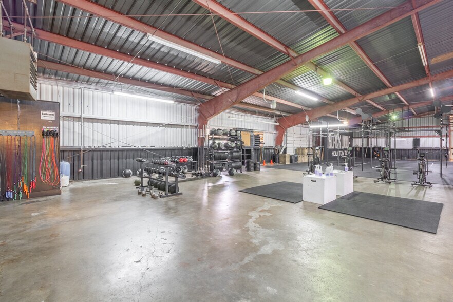 More Photos Of 1624 Airline Dr, Houston Warehouse For Sale