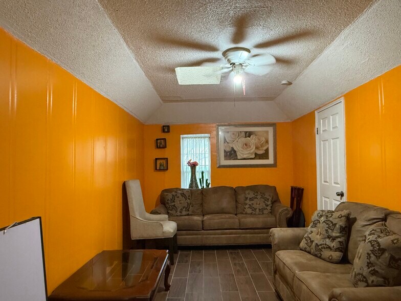 More Photos Of 5402 S Zarzamora St, San Antonio Restaurant For Sale