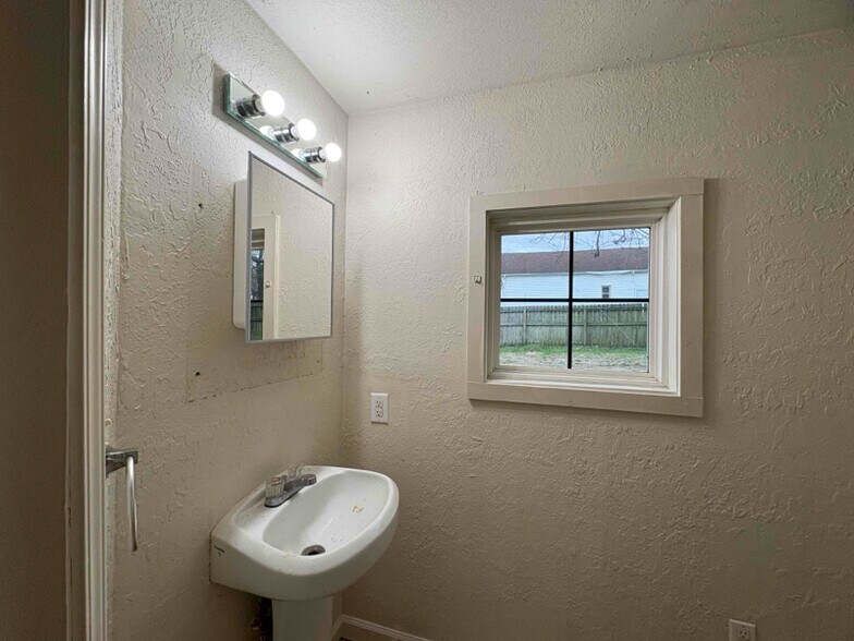 More Photos Of 621 N Fulton Ave, Evansville Apartments For Sale