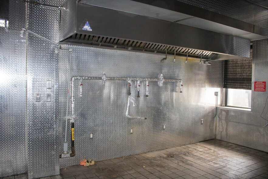 More Photos Of 646 Forest Ave, Staten Island Storefront For Lease