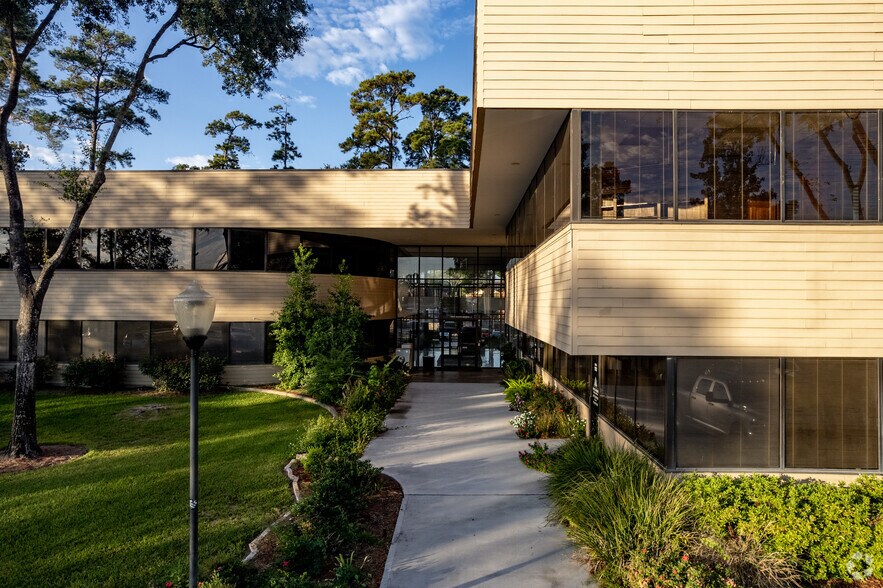 More Photos Of 333 N Rivershire Dr, Conroe Office For Lease