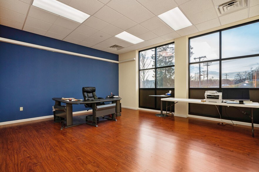 More Photos Of 117 Old State Rd, Brookfield Freestanding For Lease