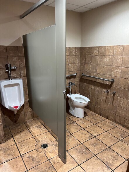 More Photos Of 10811 NE 23rd St, Spencer Restaurant For Lease