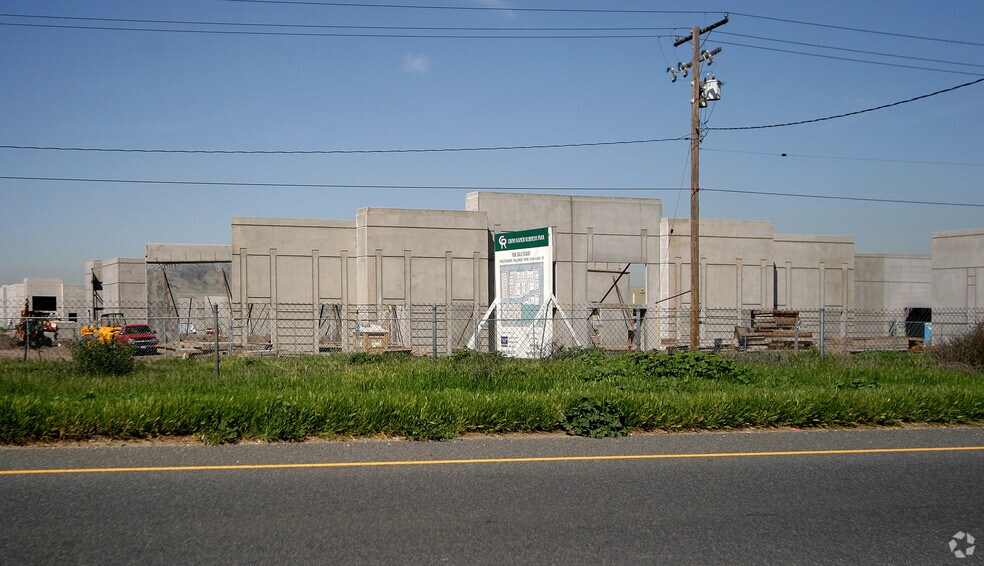 More Photos Of 14271 Fern Ave, Chino Warehouse For Lease