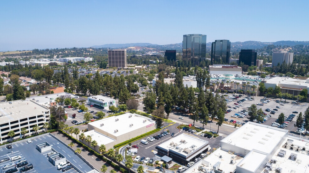 More Photos Of 21825 Erwin St, Woodland Hills Department Store For Sale