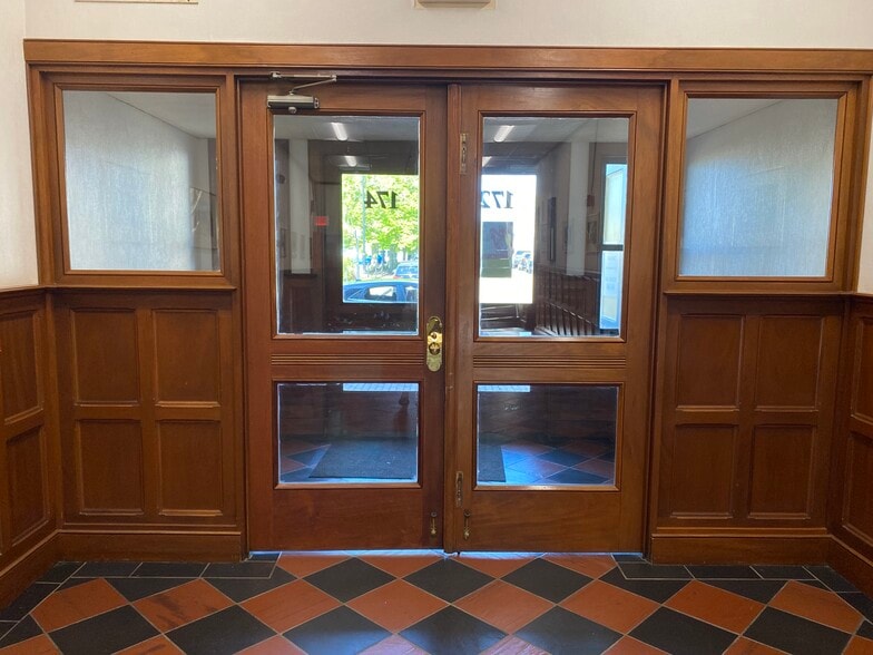 More Photos Of 160-184 Bellevue Ave, Newport General Retail For Lease