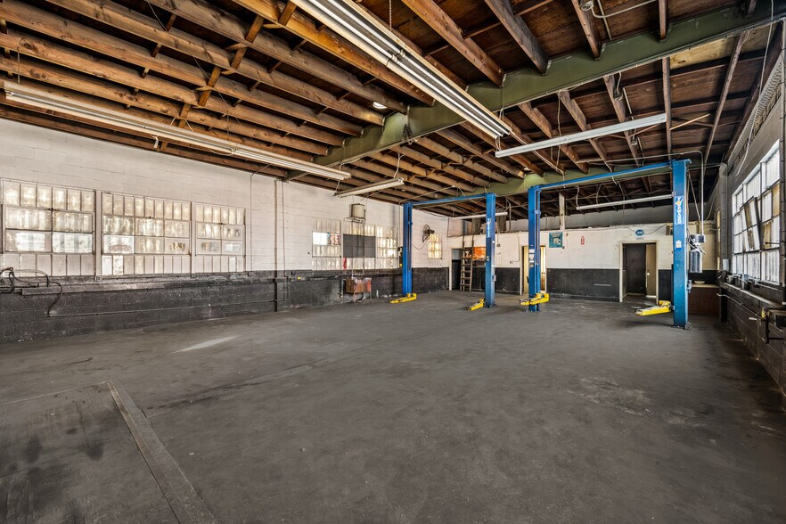 More Photos Of 111 E Wilhelmina St, Anaheim Auto Repair For Lease
