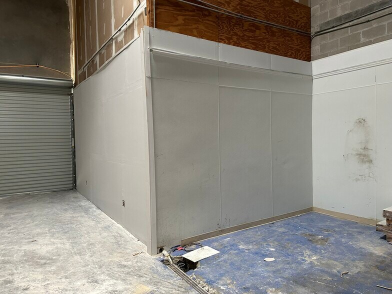 More Photos Of 9208 Palm River Rd, Tampa Warehouse For Lease