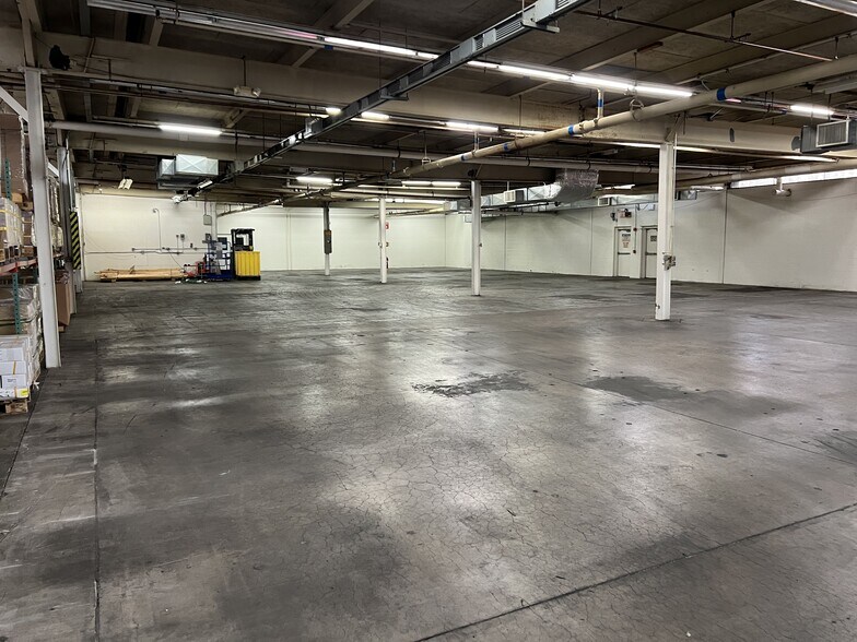 More Photos Of 150 Knotter Dr, Cheshire Manufacturing For Lease