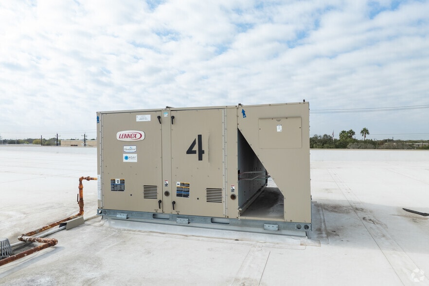 More Photos Of 1737 S Staples St, Corpus Christi Freestanding For Lease