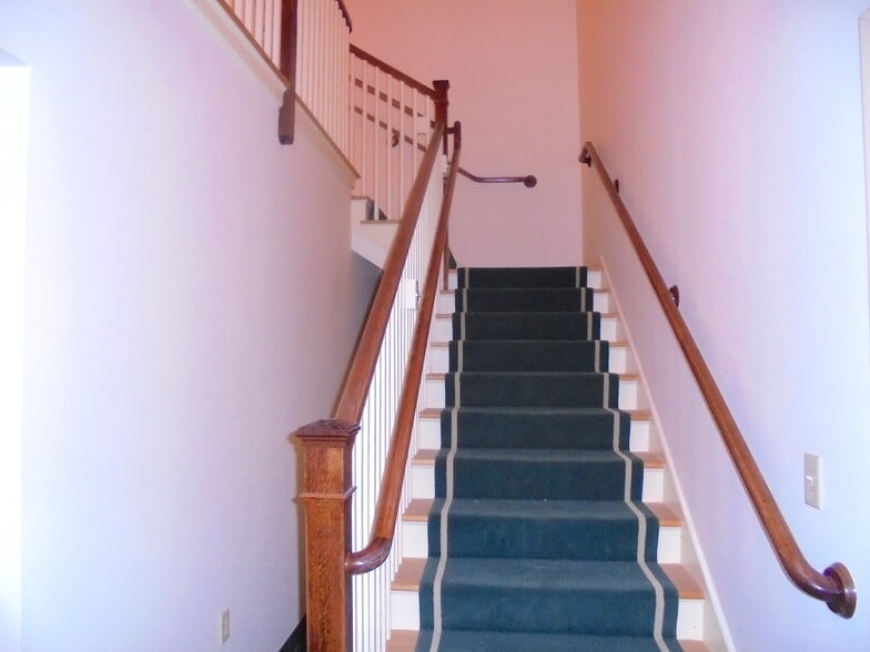 More Photos Of 256 Main St, East Windsor Research And Development For Lease