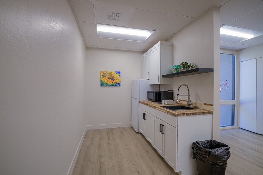 More Photos Of 3201 W Peoria Ave, Phoenix Medical For Lease