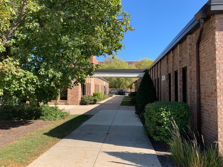 More Photos Of 832 E Rand Rd, Mount Prospect Office For Sale