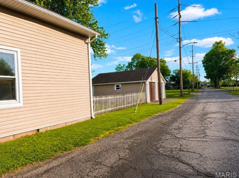 More Photos Of 4426 Cookson Rd, East Saint Louis Bank For Sale