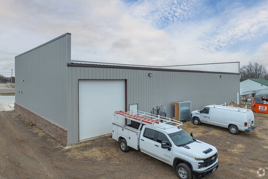 More Photos Of 18608 NE 23rd St, Harrah Light Distribution For Lease