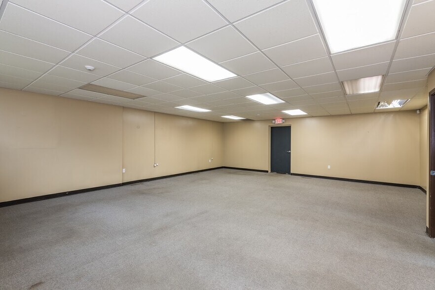 More Photos Of 25215 Glendale St, Redford Township Warehouse For Lease