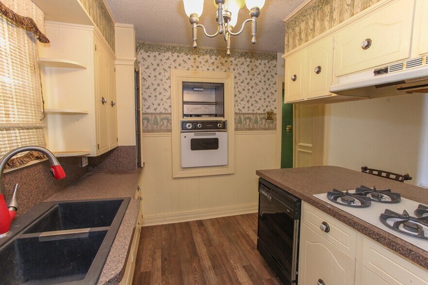 More Photos Of 1201 E 11th Pl, Big Spring Specialty For Sale