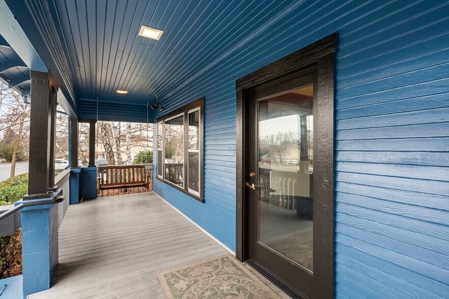 More Photos Of 858 NE A St, Grants Pass Office For Sale