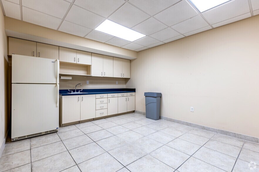 More Photos Of 2046 Bayshore Blvd, Dunedin Storefront Retail Office For Sale