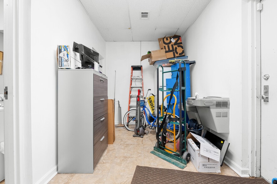 More Photos Of 6 Television Cir, Savannah Freestanding For Lease