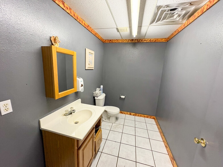 More Photos Of 200 N Pine St, Kermit Industrial For Sale