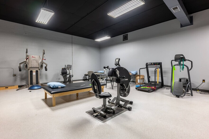 More Photos Of 2419 E High St, Springfield Storefront For Sale