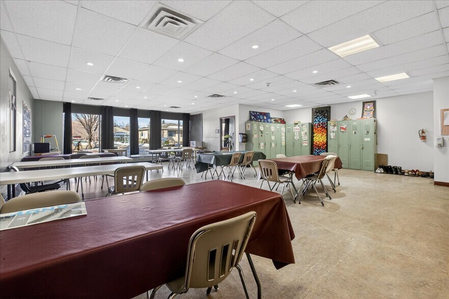 More Photos Of 11831 123 St NW, Edmonton Office For Sale