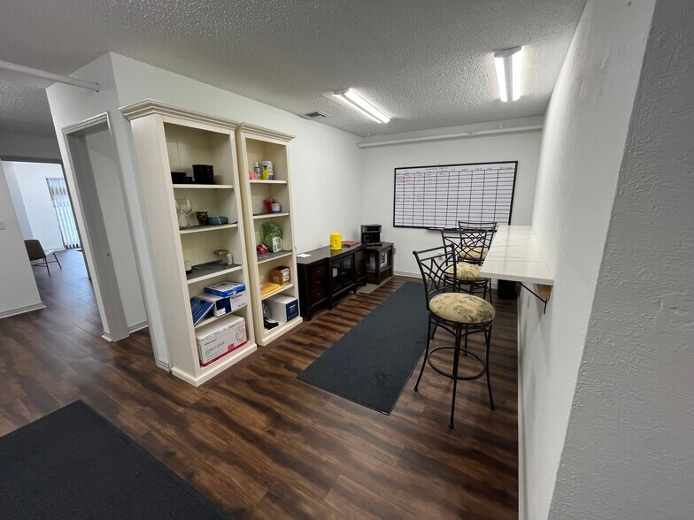 More Photos Of 12155 Metro Pky, Fort Myers Showroom For Lease