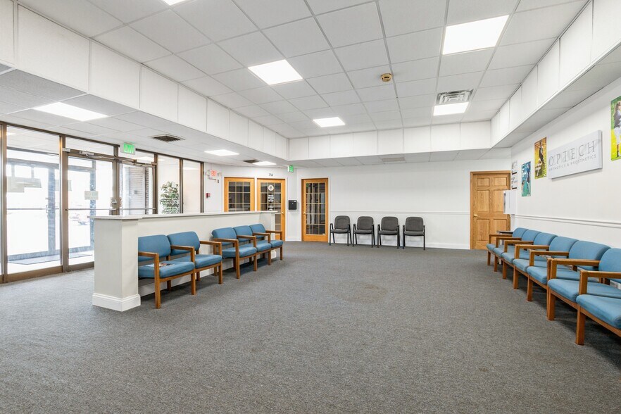 More Photos Of 3900 W 95th St, Evergreen Park Office For Lease