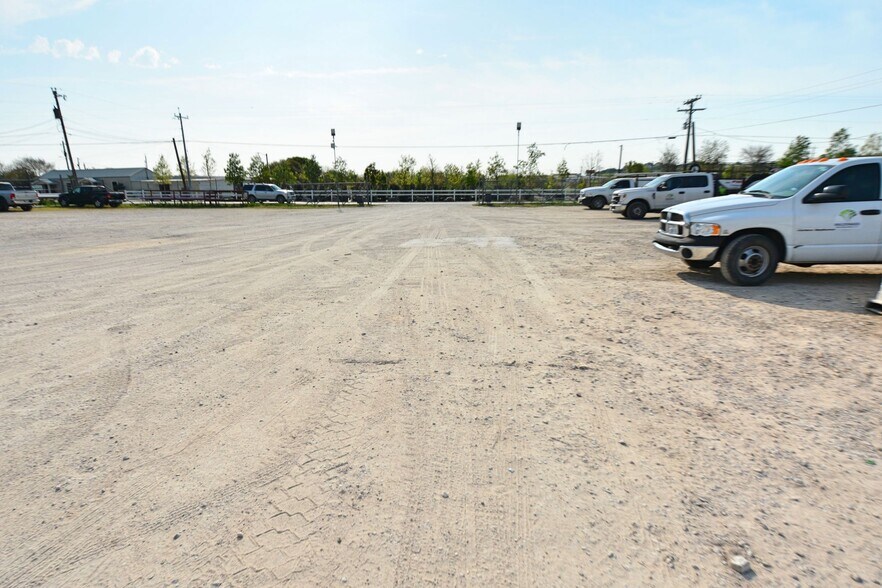 More Photos Of 120 E Zipp Rd, New Braunfels General Retail For Sale