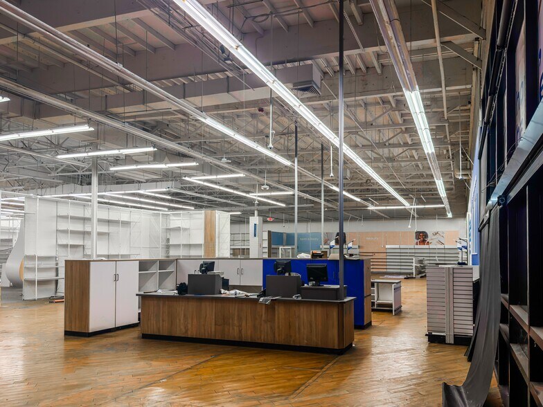 More Photos Of 5000 Stockdale Hwy, Bakersfield Department Store For Lease
