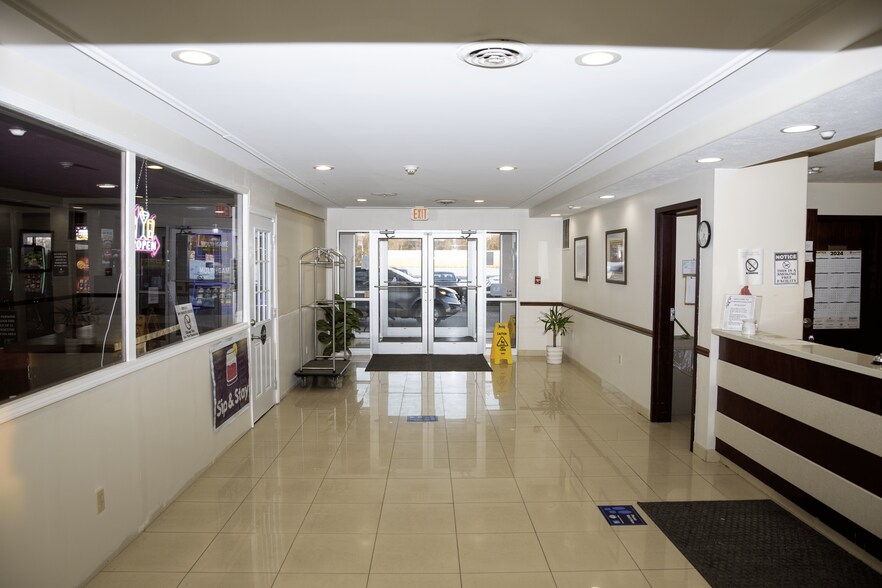 More Photos Of 1520 S Washington St, Du Quoin Hotel For Sale