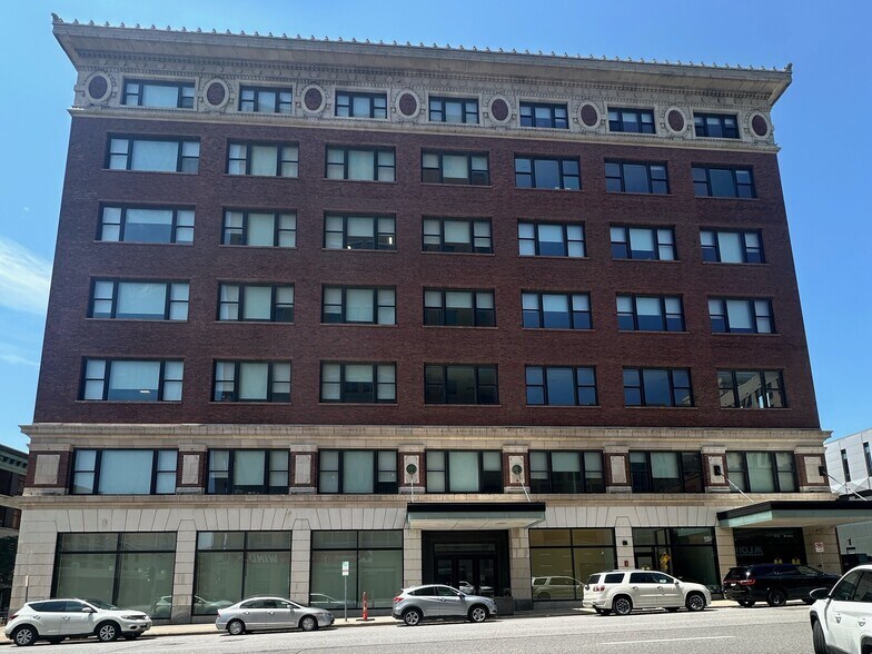 More Photos Of 102 W 2nd St, Davenport Office For Lease
