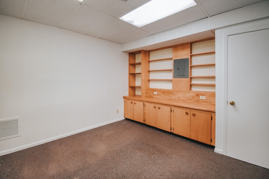 More Photos Of 305 N Laurent St, Victoria Flex For Lease