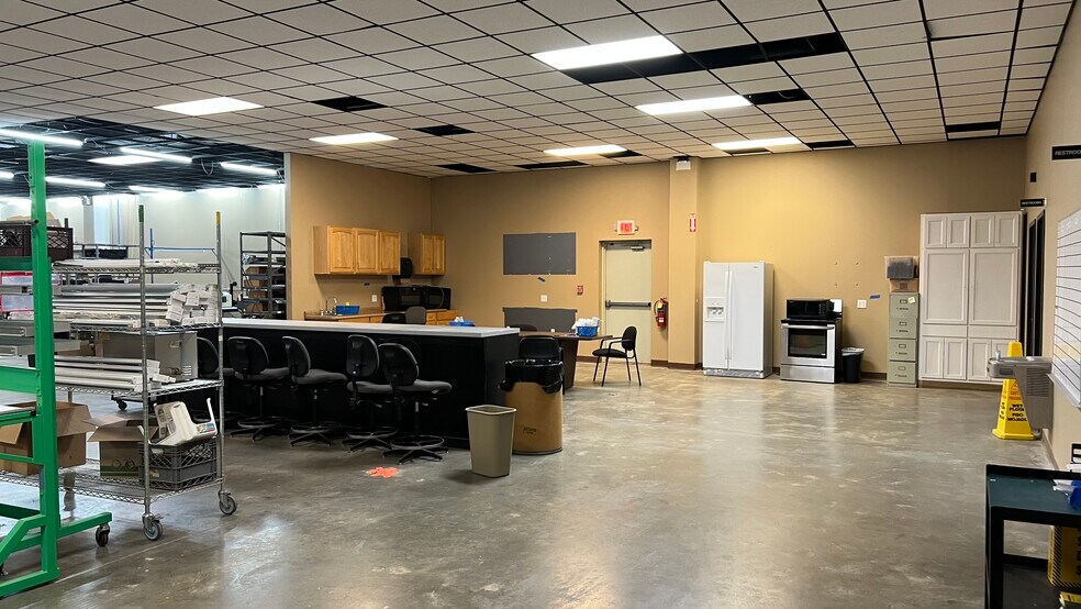 More Photos Of 2390 W Main St, Greenfield Showroom For Lease