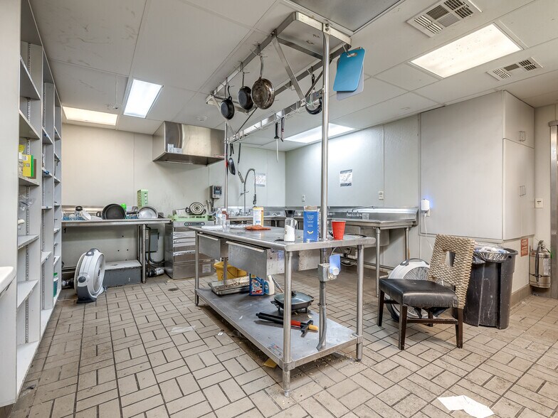 More Photos Of 702 S Lahoma Ave, Norman Dormitory For Sale