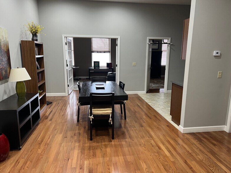 More Photos Of 127 W Taylor St, Grant Park Multifamily For Sale