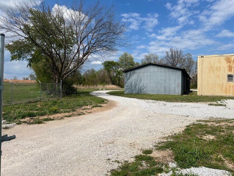 More Photos Of 5905 W US Highway 60, Republic Warehouse For Lease