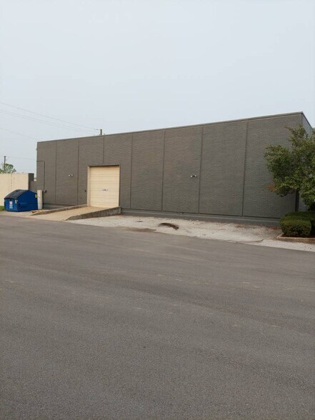 More Photos Of 8366-8438 Brookville Rd, Indianapolis Light Manufacturing For Lease