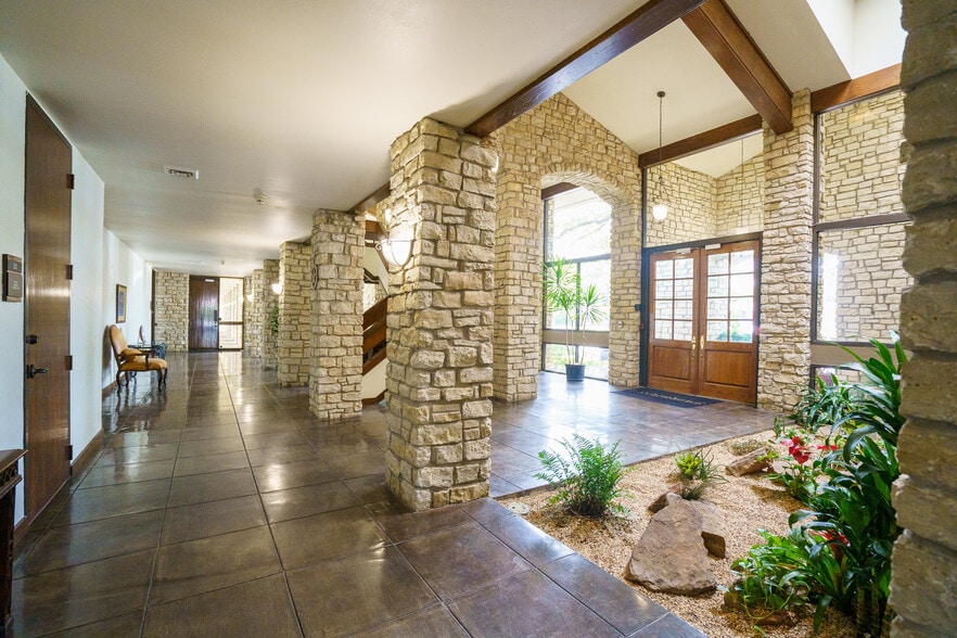 More Photos Of 16250 Knoll Trail Dr, Dallas Office For Lease