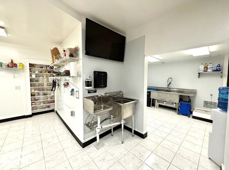 More Photos Of 4 S 1st St, Denton Specialty For Sale