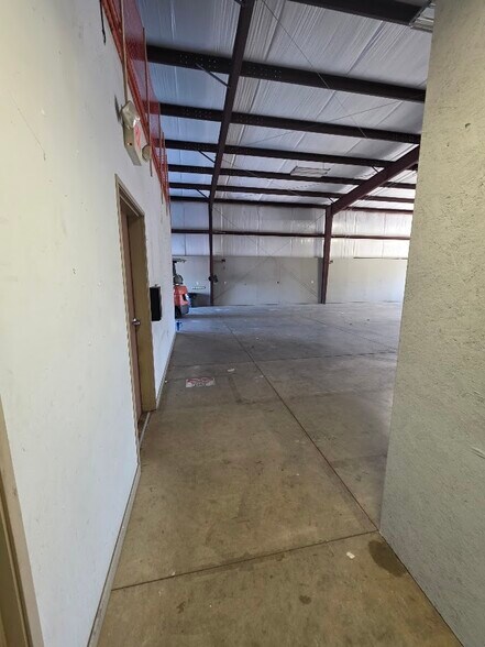 More Photos Of 500 Delano Dr, Oakdale Showroom For Lease