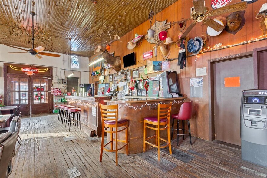 More Photos Of 121 E Oak St, West Sports And Entertainment For Sale