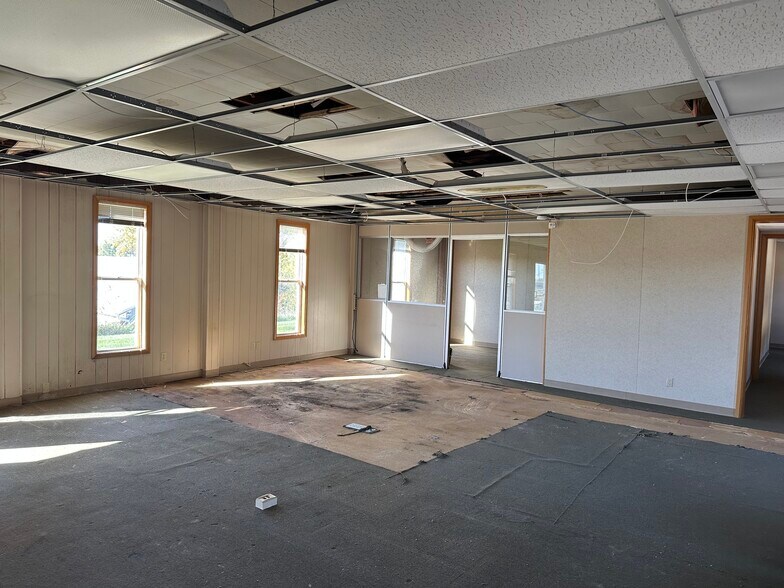 More Photos Of 1105 State St, Mound City Office For Sale