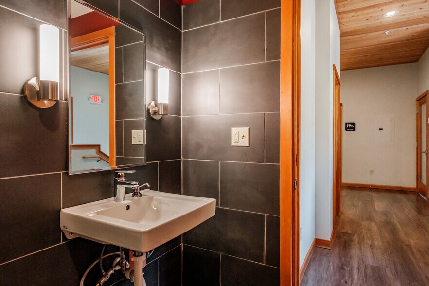 More Photos Of 755 SE College Way, Newport General Retail For Sale