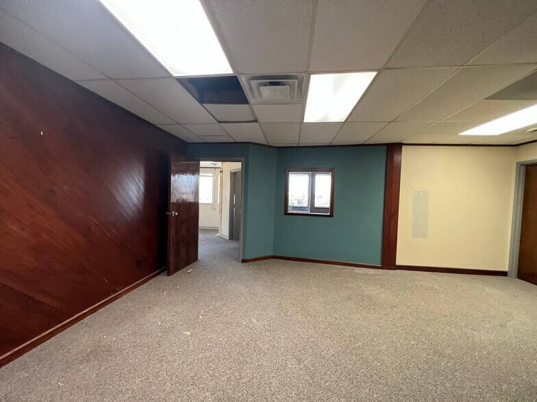 More Photos Of 4656 W Jefferson Blvd, Fort Wayne Unknown For Lease