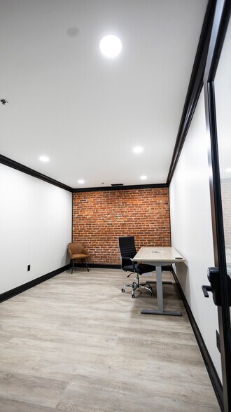 More Photos Of 911 College St, Bowling Green Office For Lease